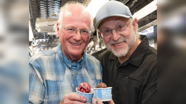 Jerry Greenfield dan sahabatnya. [Instagram]